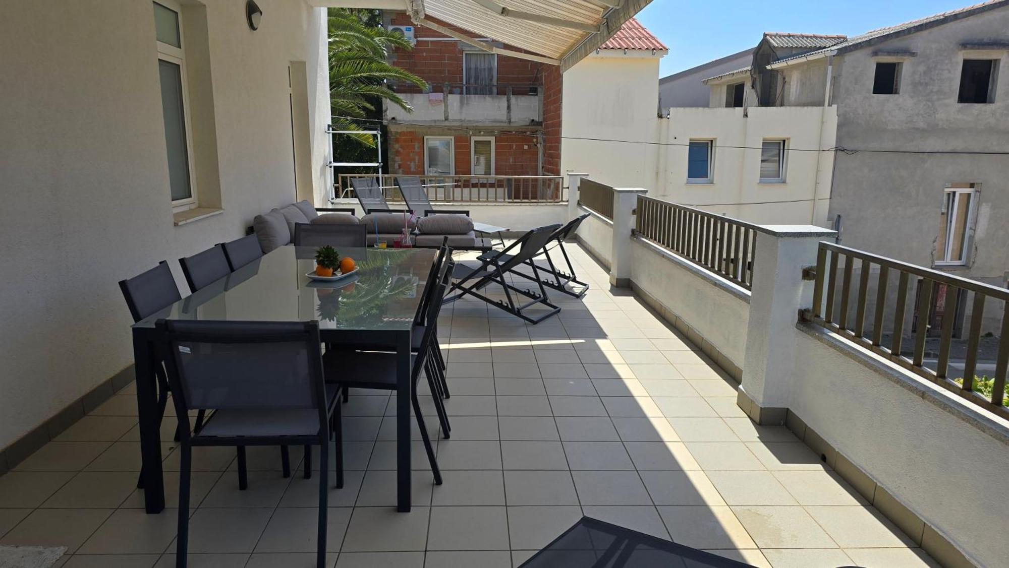 Enigma - In Center Apartment