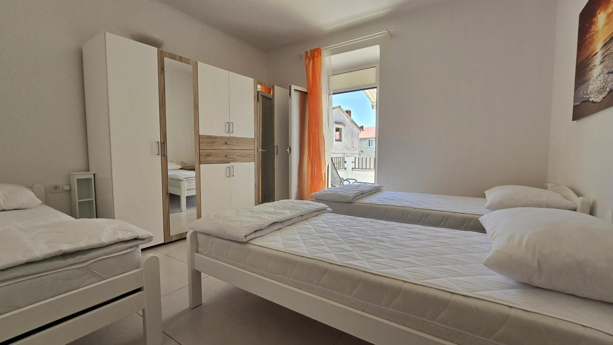Enigma - In Center Apartment *
