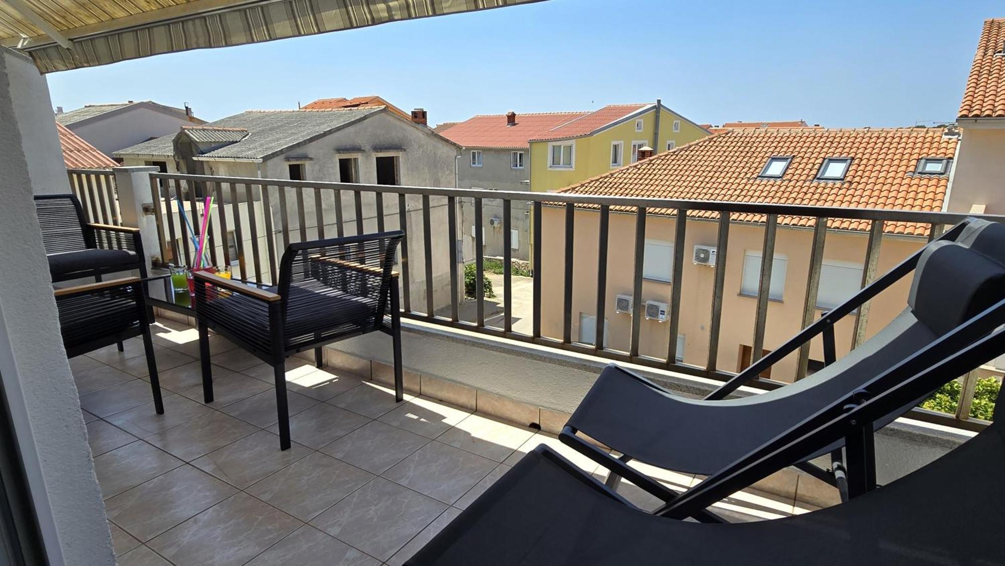 Enigma - In Center Apartment